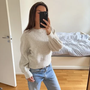 Grå stickad tröja  - Säljer denna fina stickade tröja i grått från & other stories! 120 kr + frakt 