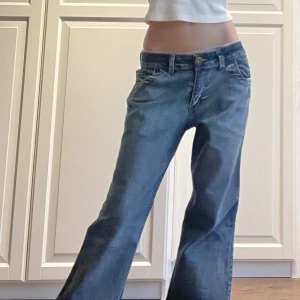 Dolce & Gabbana jeans - Säljer nu dessa snygga lågmidjade bootcut jeans från dolce & Gabbana. Midjemåttet är 37,5 cm och innerbenslängd 76 cm. Super kvalité o inga defekter. Skicka dm för mer bilder, frågor! Jag är 170cm