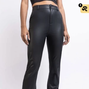 Skinnbyxor  - Jätte fina skinnbyxor som används några gånger, men är i jätte bra skick!🩷