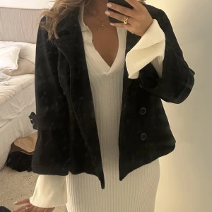 trekvarts ärmad kappa - Säljer denna supersnygga kappa som är köpt här på plick! sparsamt använd och i nyskick!❤️hör av er för svar på era frågor.