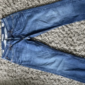 Pepe Jeans herr - Tjena , säljer mina pepe jeans i strl 31/34. Då dom knappt har kommit till någon användning och därav är i toppskick. Köpta för 1000kr , mitt pris 299kr