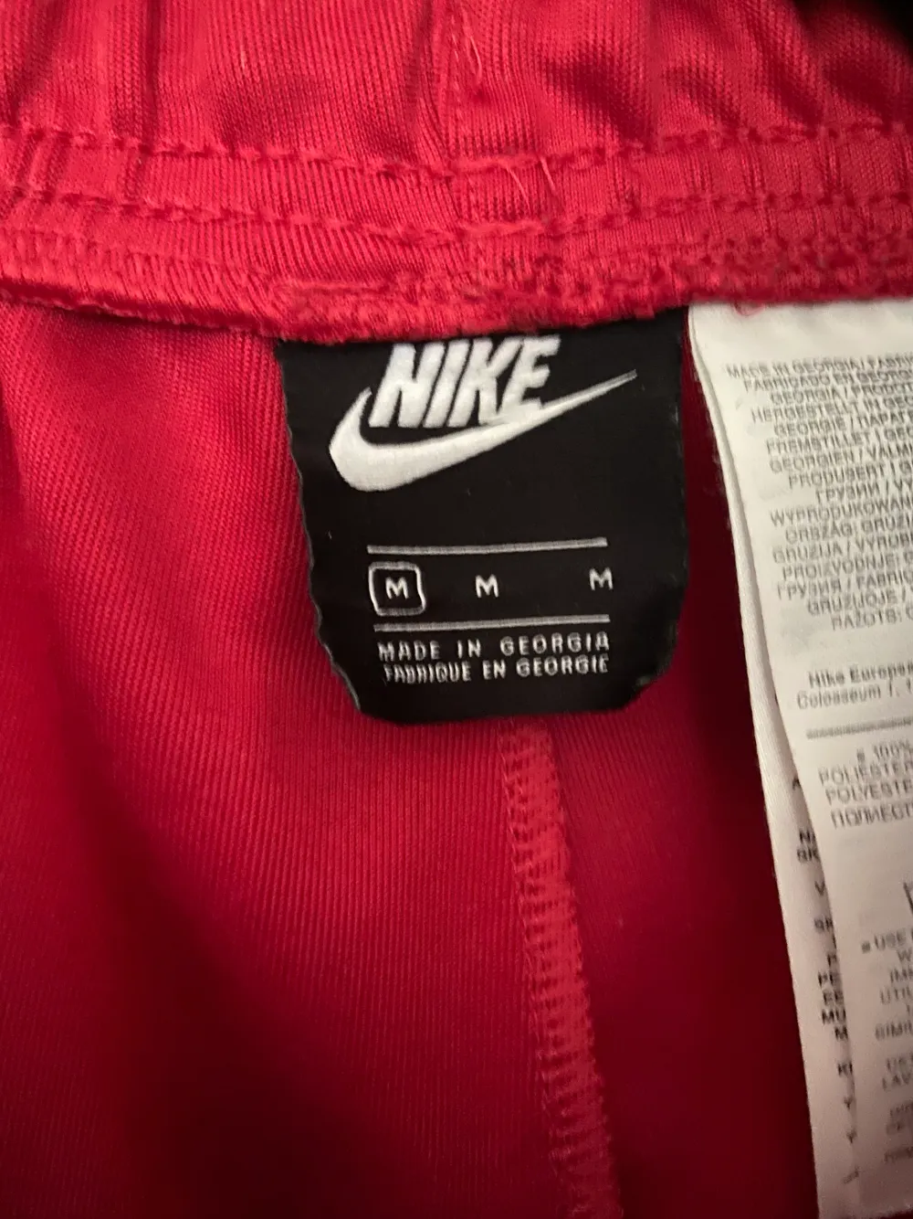 Tomatfärgad Nike joggingbyxa i storlek medium. Oversized fit. 100% polyester Bra skick.. Jeans & Byxor.