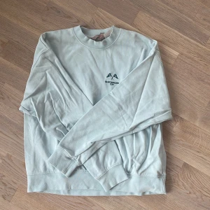 Collegetröja  - Ljusblå collegetröja i stl s. 