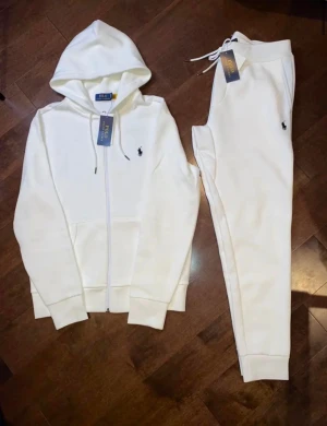 Ralph Lauren Tracksuit / Dress - Helt oanvänd Ralph Lauren tracksuit / dress / byxa och tröja Storlek S Nypris 4300kr