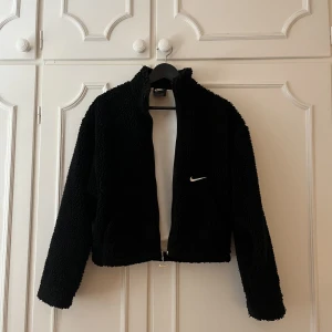 NIKE teddyfleece  - Teddyjacka/fleece från NIKE. Köpt från zalando för ca 1000kr. Kommer inte till användning så mycket och därför säljer jag. Superfin modell som inte är för lång eller kort. 