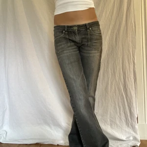 Lågmidjade bootcutjeans! - Midjemått- 40cm (rätt över)  Inerbenslängd - 70cm  Jag är 170 på bilderna! Inga defekter!  Du kan använda KÖP NU💕