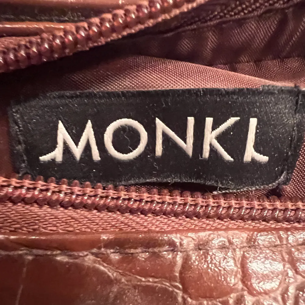 Söt brun handväska från Monki. Bara använd 1 gång.🥰. Väskor.