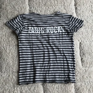 Zadig t-shirt - Skjukt snygg zadig tröja med tryck på ryggen. Tröjan är sparsamt andvänd men nästan nyskick! Kom privat för fler bilder eller frågor💗❤️❤️