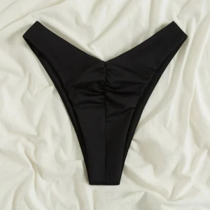 Vanlig ruchad bikiniunderdel - Jätte fin bikini underdel, aldrig använt den, jätte bra material, 4,82 stjärnor på shein den är high cut & rynkad 