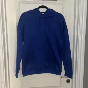 En hoodie i en väldigt fin blå färg! Den korrekta färgen syns bäst på sista bilden 💙