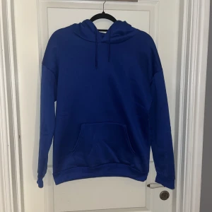 Blå hoodie - En hoodie i en väldigt fin blå färg! Den korrekta färgen syns bäst på sista bilden 💙