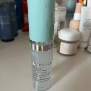 Fixing spray - En fixing spray. 95% av flaskan bara sprejat 2 gånger. Skriv om ni har frågor🫶🏼