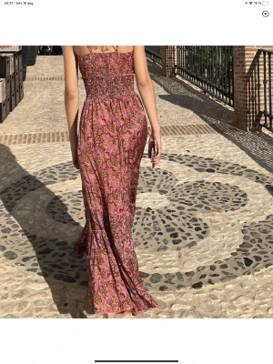 Somrig Långklänning - Säljer denna superfina långklänning som är perfekt för att åka utomlands. Sparsamt använd. Bara o skriva om ni har frågor