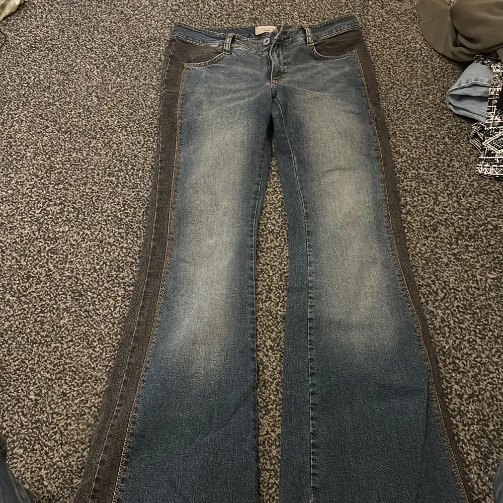 Lågmidjade jeans inga bakfickor lite små för sin storlek . Jeans & Byxor.