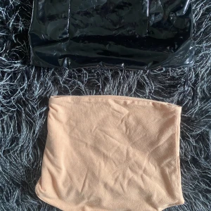 Toppar - Två toppar från bikbok säljer då dom är för små