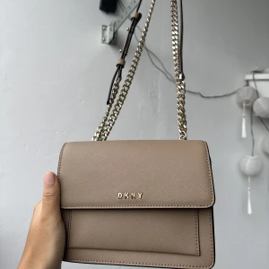 DKNY VÄSKA - Super fin väska i fint skick ifrån DKNY. Nypris ligger runt 2000,💕💕