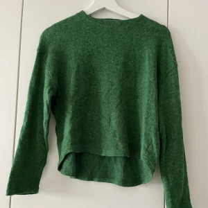 Tröja - Fin grön tröja. Vet inte exakt vad det är för märke men kan ta fler kort om det behövs. 