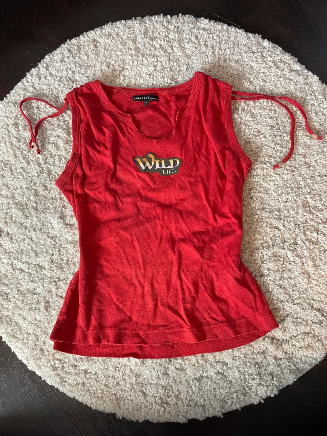 Rött linne med pärlband och logga  - 91