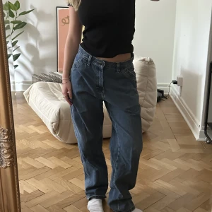 Vintage Dickies - Vintage Dickies Jeans! 🤍 mått: 30x30. Snygga detaljer!  Är 160cm och bär vanligtvis XS/S, dessa sitter väldigt baggy på mig 