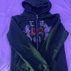Rhinestone hoodie  - Ny rhinestone hoodie knappt använd, inga stenar har ramlat av   10/10 skick. Passar runt 170-180 Kan ta byten 🤷🏾‍♂️ 