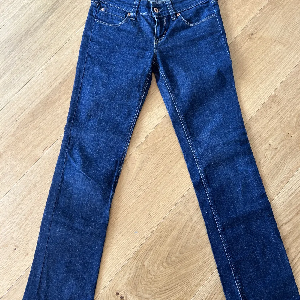 Jättefina 570 mörkblåa Levis jeans i Straight Fit. Jeansen är i väldigt bra skick och dessutom lågmidjade. Säljer pga att de tyvärr är för små.   Storlek: Xs/S. Jeans & Byxor.