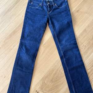 Jättefina 570 mörkblåa Levis jeans i Straight Fit. Jeansen är i väldigt bra skick och dessutom lågmidjade. Säljer pga att de tyvärr är för små.   Storlek: Xs/S