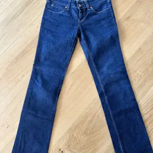 Jättefina 570 mörkblåa Levis jeans i Straight Fit. Jeansen är i väldigt bra skick och dessutom lågmidjade. Säljer pga att de tyvärr är för små.   Storlek: Xs/S
