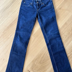 Levis Jeans 570- Straight Fit - Jättefina 570 mörkblåa Levis jeans i Straight Fit. Jeansen är i väldigt bra skick och dessutom lågmidjade. Säljer pga att de tyvärr är för små.   Storlek: Xs/S