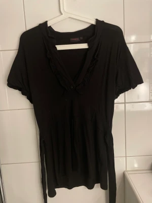 Snygg 2000’s topp - Supersöt topp med snörning  - därför är storleken och passformen justerbar. Man kan välja om knytningen ska vara fram eller bak😊Säljer då den inte kommer till användning💕💞💕(passar mig som är s/m)