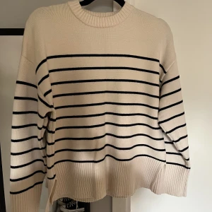 Zara tröja - Fin tröja från zara i nyskick Köparen står för frakten ❤️