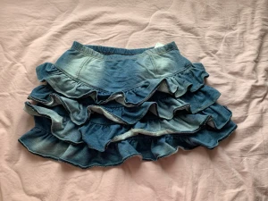 volangig minidenim kjol - köpte själv second hand men lite för kort för min smak så använde den aldrig, 