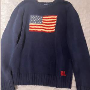 Jättefin tröja från Ralph Lauren! Säljer endast för att den inte kommer till användning längre!🫶🏻 Nypris: 4395kr Mitt pris: 600kr  Kan mötas upp i Malmö eller skickas mot fraktkostnad💕