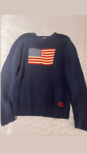 Ralph Lauren tröja  - Jättefin tröja från Ralph Lauren! Säljer endast för att den inte kommer till användning längre!🫶🏻 Nypris: 4395kr Mitt pris: 600kr  Kan mötas upp i Malmö eller skickas mot fraktkostnad💕
