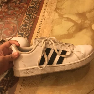 Adidas sneakers vita  - Använt dom 3 gånger sammanlagt som tillfälliga skor tills jag fick nya, om någon är intresserad jag tvättar dom och fixar dom som nya till köparen, jätte fina och riktigt bekväma!❤️