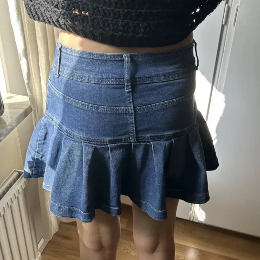 Skitsnygg volang jeans kjol!!😍 ÄLSKAR . Kjolar.