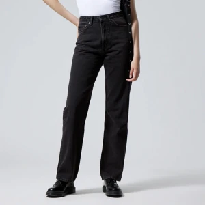 Weekday rowe jeans - Säljer mina weekday rowe jeans i storlek 24/34 som tyvärr är för små för mig. Passar mig i längden som är 170 med långa ben!