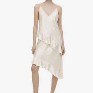 Volang klänning  - Supersöt volang klänning i satin från hm, använd 1 gång❤️‍🩹