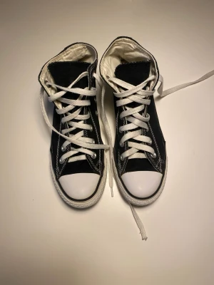 Svarta Converse - Jättefina svarta converse i storlek 37! De har inte används så mycket och de ser nästan helt nya ut. Säljer eftersom jag har vuxit ur dem.