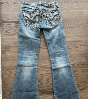Miss me bootcut jeans - Säljer dessa sjukt snygga lågmidjade miss me jeansen i typ barnstorlek! Midjemåttet är 59 cm och innerbensmåttet är 59 cm