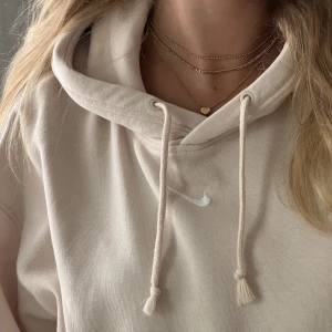 Hoodie från Nike - Helt oanvänd hoodie från Nike. Perfekt till när det blir kallare i höst 🧡 Lång i ärmarna och gosig på insidan. De matchande mjukisbyxorna finns att köpa till paketpris 😻