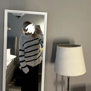  Stickad tröja -  stickad långärmad vit och svart randig i storlek M