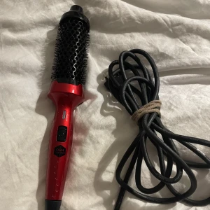 Värmeborste  - säljer en värmeborste från OBH nordica för att den inte kommer till andvändning. Den är i bra skick och har knappt andvändts! Priset kan diskuteras!!!💗