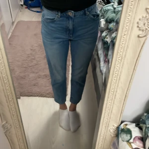 Blåa midwaist jeans - Blåa jeans som är midwaist, har en liten vit fläck som inte är så synlig.