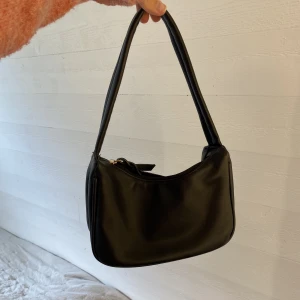 Svart axelväska - Svart axelväska