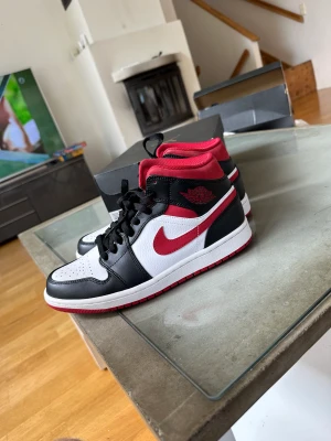 Jordan 1 mid gym red - Säljer mina Jordan 1. Har inte använt dom mer än 2 gånger. Köpte dom för 2300kr på goat och hade tänkt sälja dom