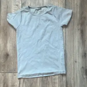 Säljer denna blåa T-shirt 