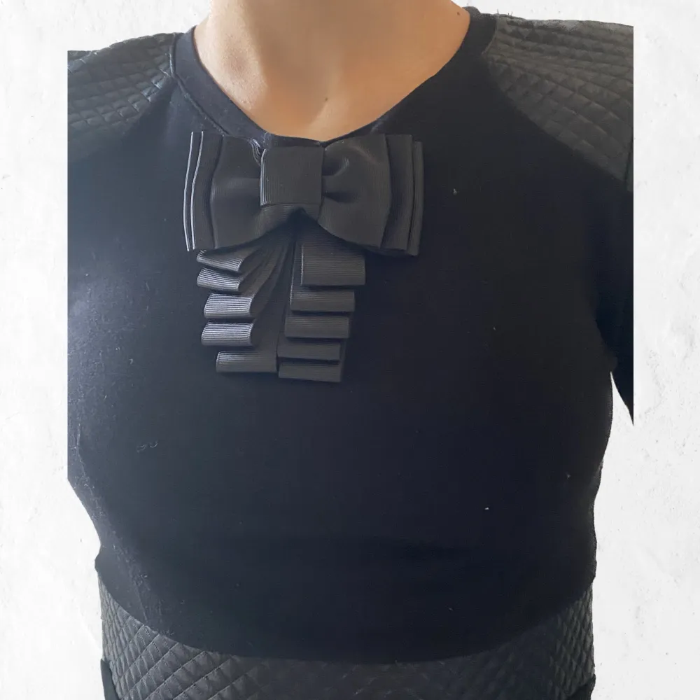 Cool svart tröja med rosett💖Storleken är XXS men kan XS kan möjligtvis funka👍💕Bra skick och inga defekter!✨. Skjortor.