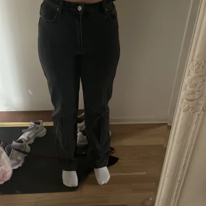 A brand jeans - Det är storlek 27 och är i modellen ”94 high straight. Dom sitter super fint o formar kroppen perfekt. Säljer pga att jag inte gillar högmidjade jeans.
