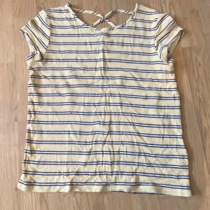 Tshirt  - Gul randig T-shirt med söta band baktill😍💛