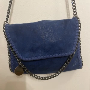 Väska  - Säljer denna väska då den inte längre kommer till användning! Är i ett väldigt bra skick och rymmer mycket. Bara skriva privat för mer info och bilder🥰 Säljer för 200kr+frakt!!
